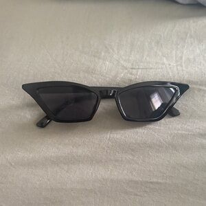 Chic Black Cat-Eye Sunglasses